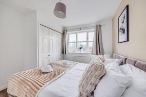 Tattenhoe House with Free Parking, Fast Wifi, Garden and Smart TV by Yoko Property