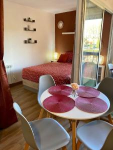 Agréable appartement avec loggia, WIFI & parking proche plage