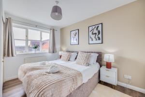 Tattenhoe House with Free Parking, Fast Wifi, Garden and Smart TV by Yoko Property