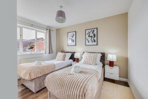 Tattenhoe House with Free Parking, Fast Wifi, Garden and Smart TV by Yoko Property