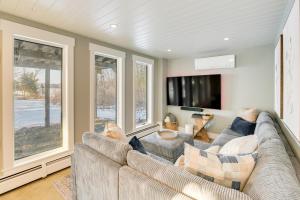 Hot Tub and Boat Dock Waterfront Maine Retreat!