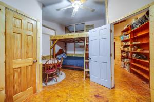 Sunrise and Sunset Views Rural Elkhart Studio!