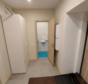 bahay sa isang mainit na lugar na may air conditioning