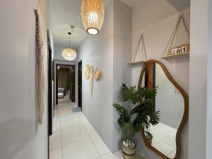 Cozy 3 Bedroom in Uptown Parksuites - Near Mall, Restaurants and Supermarket