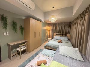 Cozy 3 Bedroom in Uptown Parksuites - Near Mall, Restaurants and Supermarket