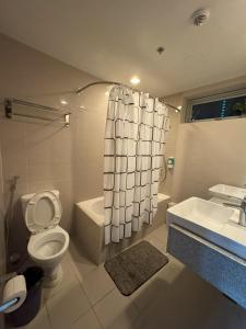 Cozy 3 Bedroom in Uptown Parksuites - Near Mall, Restaurants and Supermarket