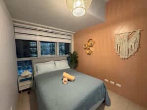 Cozy 3 Bedroom in Uptown Parksuites - Near Mall, Restaurants and Supermarket