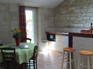 Maisons de vacances Gite Familial en Foret pres de Chinon avec Jeux et Terrasse - FR-1-381-232 : photos des chambres