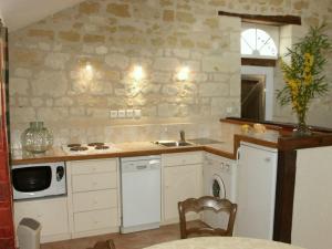 Maisons de vacances Gite Familial en Foret pres de Chinon avec Jeux et Terrasse - FR-1-381-232 : photos des chambres