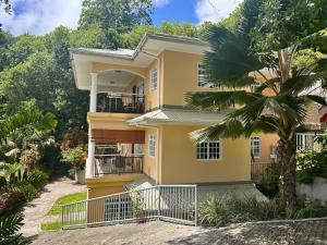 Anse Royale Bay View Apartments - 4-star hotels in Mahe