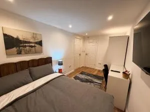 Cozy Double Room with Ensuite & Private Kitchenette - Private Parking Inclusive - Wolverton