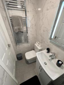 Cozy Double Room with Ensuite & Private Kitchenette - Private Parking Inclusive