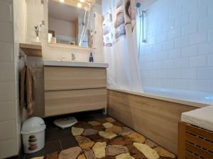 Appartement T3 avec 3 balcons et parking, proche centre - FR-1-624-26