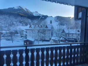 Studio spacieux proche des pistes avec balcon et parking - FR-1-692-111