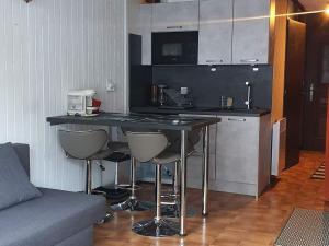 Appartements Studio spacieux pres des pistes de ski avec balcon et parking - FR-1-692-111 : photos des chambres