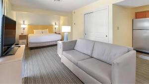 Premium Studio King room in Sonesta ES Suites Cincinnati - Sharonville West