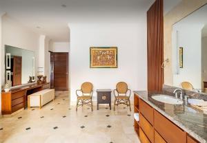 Biệt Thự Có Hồ Bơi Riêng (Villa with Private Pool)