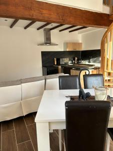Maisons de vacances Maison de campagne avec piscine : photos des chambres