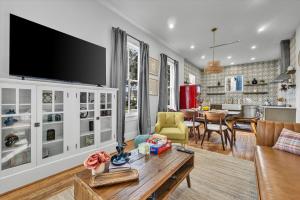 Pleasure Pier Stylish Stay Near Beach Games BBQ