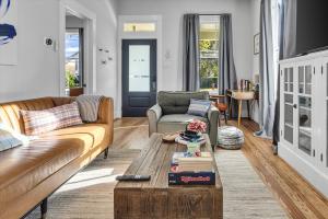 Pleasure Pier Stylish Stay Near Beach Games BBQ