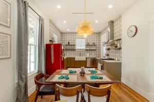 Pleasure Pier Stylish Stay Near Beach Games BBQ