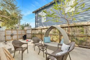 Pleasure Pier Stylish Stay Near Beach Games BBQ