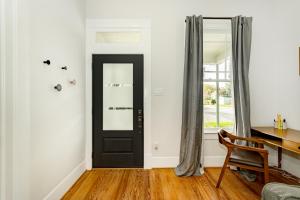 Pleasure Pier Stylish Stay Near Beach Games BBQ