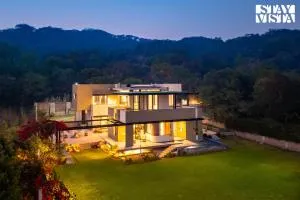 StayVista at LettGo with Garden, BBQ & Terrace - Pinjaur