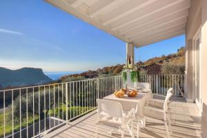 White Apartment In Marciaga Di Costermano