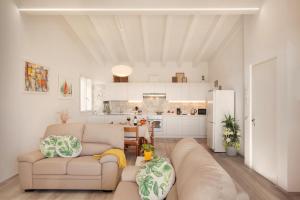 White Apartment In Marciaga Di Costermano