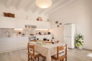 White Apartment In Marciaga Di Costermano