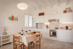 White Apartment In Marciaga Di Costermano