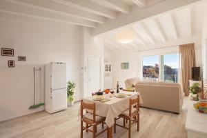 White Apartment In Marciaga Di Costermano
