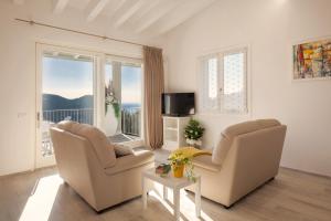 White Apartment In Marciaga Di Costermano