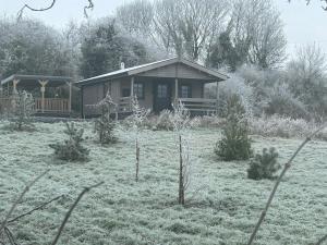 LITTLE ROCK RETREAT Log Cabin with Hot Tub