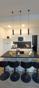 Apartment Mandrać with sea view and free parking