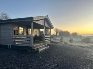 LITTLE ROCK RETREAT Log Cabin with Hot Tub