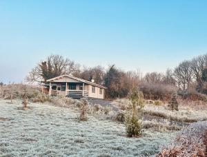 LITTLE ROCK RETREAT Log Cabin with Hot Tub