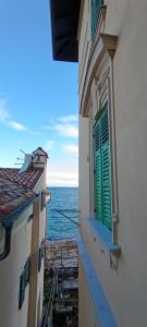 Apartment Mandrać with sea view and free parking