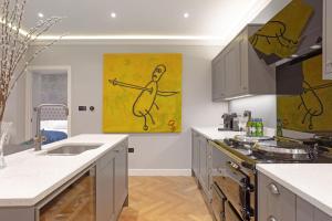 Modern Kensington Flat 3 Bedrooms and 3 Bathrooms