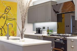 Modern Kensington Flat 3 Bedrooms and 3 Bathrooms