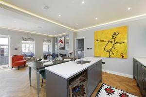 Modern Kensington Flat 3 Bedrooms and 3 Bathrooms