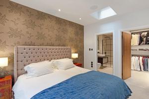 Modern Kensington Flat 3 Bedrooms and 3 Bathrooms