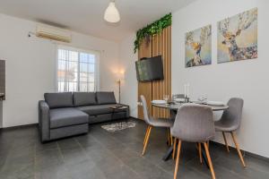 Royal choice with pool