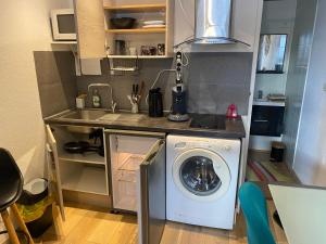 Studio meublé totalement climatisé au calme avec cuisine et lave linge intégrés
