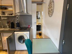 Studio meublé totalement climatisé au calme avec cuisine et lave linge intégrés