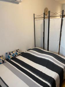Appartements Nancy, Magnifique studio totalement climatise, meuble, salle de bains et wc separes, parking prive, cuisine equipee, WIFI : photos des chambres