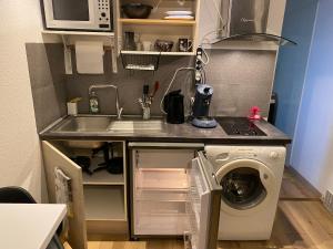 Appartements Nancy, Magnifique studio totalement climatise, meuble, salle de bains et wc separes, parking prive, cuisine equipee, WIFI : photos des chambres