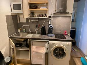 Appartements Nancy, Magnifique studio totalement climatise, meuble, salle de bains et wc separes, parking prive, cuisine equipee, WIFI : photos des chambres