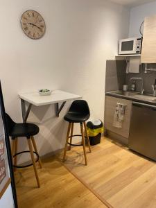 Appartements Nancy, Magnifique studio totalement climatise, meuble, salle de bains et wc separes, parking prive, cuisine equipee, WIFI : photos des chambres